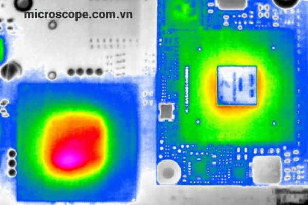 Hình ảnh kính hiển vi IR đang kiểm tra mạch PCB