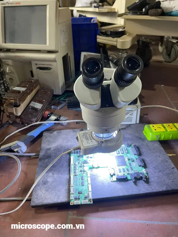 Kính hiển vi soi nổi hàng cũ trong cửa hàng đồ cũ