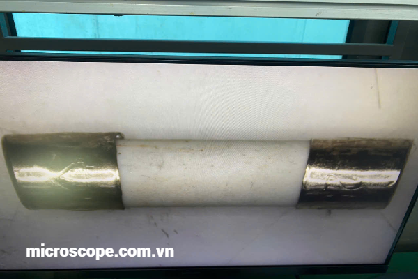 Linh kiện cầu chì được soi qua kính hiển vi SV-2100H